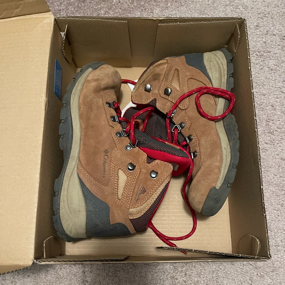 Women’s Columbia Newton Ridge Hiking Boots